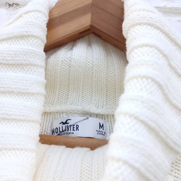 Hollister Cable Knit Turtleneck Sweater Crop - Picture 5 of 7